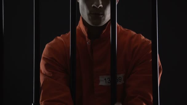 Роздратований затриманий чоловік тягне наручники, відчуває гнів за невдалий план пограбування — стокове відео