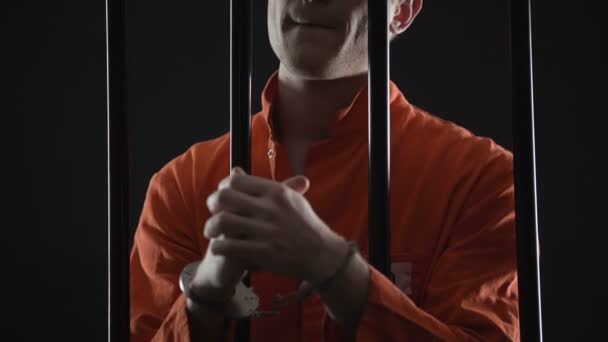 В'язень в наручниках з нетерпінням чекає на вирок апеляційного суду, почувається нервовим — стокове відео