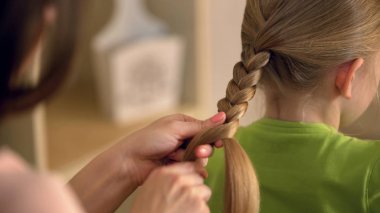 Abla ya da küçük kızlar saç, çocuk bakımı kadın örgü bebek bakıcısı