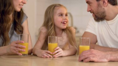 Portakal suyu, vitamin küçük kızı sözünü veliler evde sabah