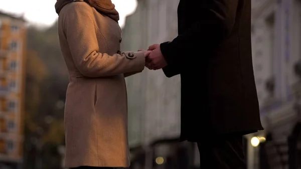 Pareja casada cogida de la mano tiernamente, todavía enamorada, paseo romántico en la gran ciudad — Foto de Stock