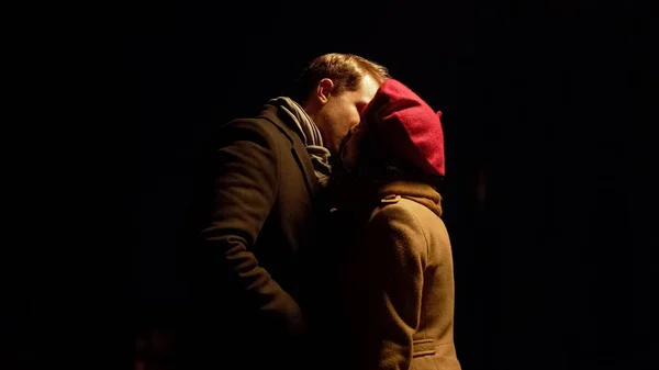 Hombre y mujer besándose al aire libre después de la noche cita, relación romántica, amor —  Fotos de Stock