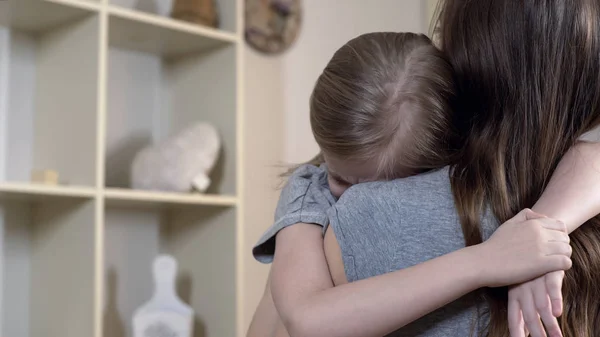 Θλιβερή κόρη αγκαλιάζει σφιχτά τη μητέρα έλεγε για τα προβλήματά της, η μητέρα η αγάπη — Φωτογραφία Αρχείου