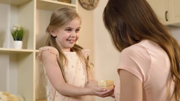 Fille aimante présentant cadeau d'anniversaire à la mère, tendre surprise de l'enfant — Photo