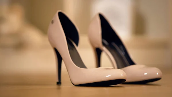 Туфли из бежевой кожи на высоких каблуках стоят на полу, шопинг, женственность — стоковое фото