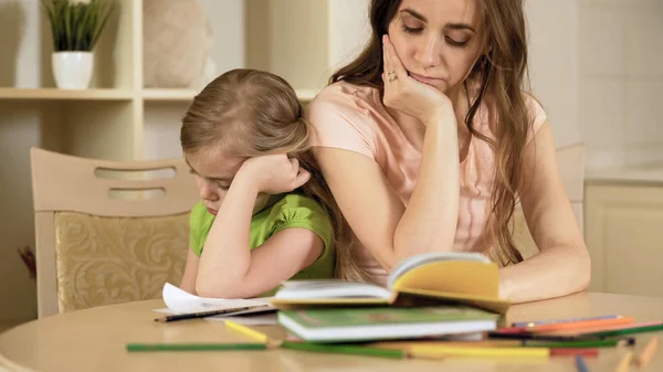 Triste madre e hija teniendo conflicto, chica aburrida negándose a hacer la tarea —  Fotos de Stock