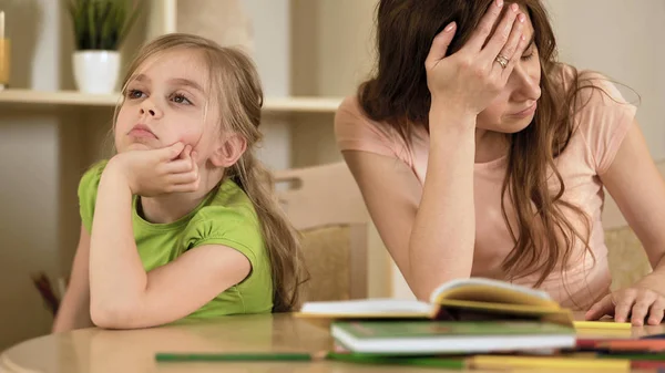 Verontruste moeder is boos op kleine verveelde dochter, thuisonderwijs, misverstand — Stockfoto