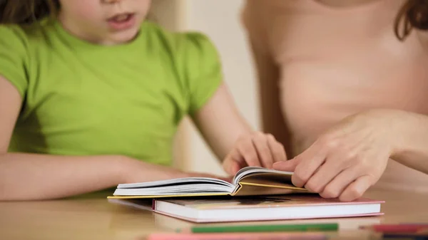 Moeder van dochtertje lezen door lettergrepen, genieten van vrije tijd samen onderwijs — Stockfoto