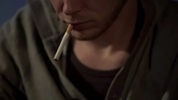 Jeune homme fume cigarette, déprimé et abandonné, risques pour la santé, gros plan — Photo