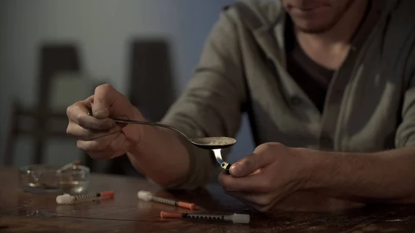 Bağımlısı hazırlama ilaç doz enjeksiyon, kaşık, eroin Isıtma için yakın çekim — Stok fotoğraf