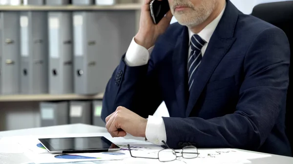 Çevirme, cep telefonu, tablet ve gözlük masada konuşurken erkek şirket müdürü — Stok fotoğraf