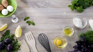 Yumurta, un ve mutfak ahşap masa arka planda, geleneksel bisküvi