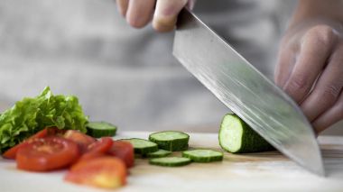Şef yemek lezzetli taze salata öğle yemeği için Bayan masaya, Sebze Doğrama