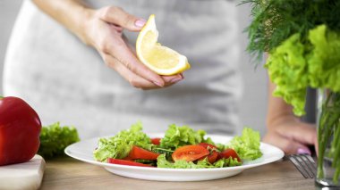 Limon parça salata sosu, kalori limiti, taze gıda için tutan kadın yemek