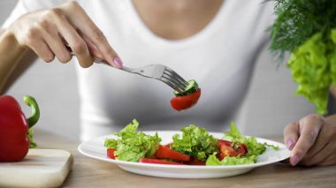Gözlemleyerek diyet ve sayım kalori, sebze salatası, yemek kadın sağlık