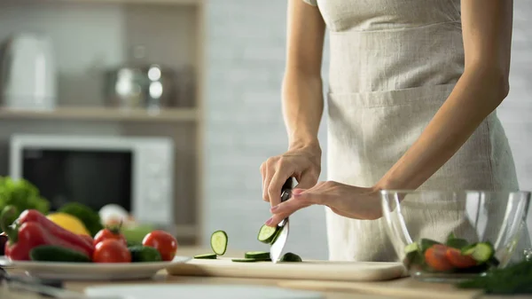 Dona de casa cortando pepino fresco para refeição de jantar, nutrição orgânica, perda de peso — Fotografia de Stock