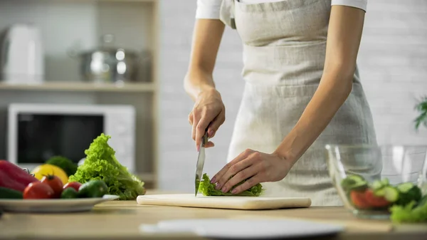 Ragazza che taglia foglia di lattuga prima di aggiungere in ciotola di vetro, stile di vita sano, dieta — Foto Stock