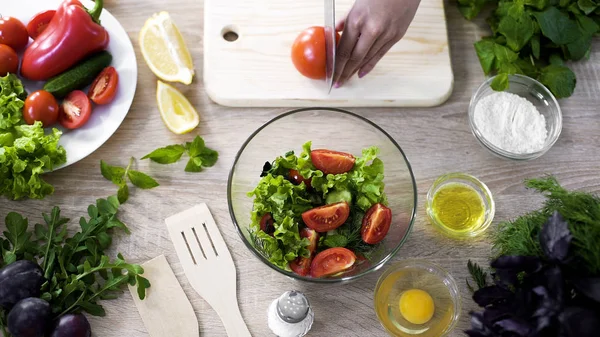 Felülnézet főzés hölgy kezét, vágás, friss paradicsom, saláta-étterem — Stock Fotó