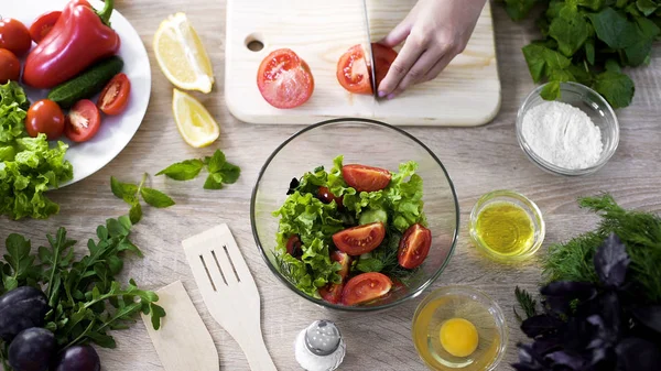 Nő vágás paradicsom kés, zöldség saláta készítése, organikus táplálkozás — Stock Fotó