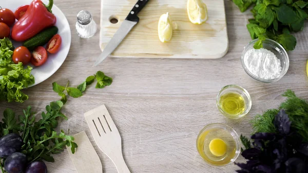 Top view of kitchen table with cutting board and fresh vegetables, cooking — Stock Photo, Image