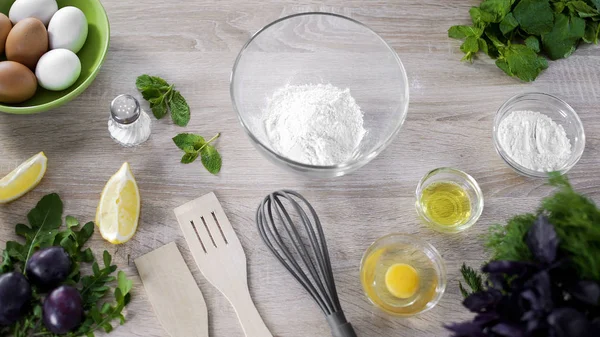 Mjöl i glasskål på restaurang bordet, kakor recept, bakning ingredienser — Stockfoto