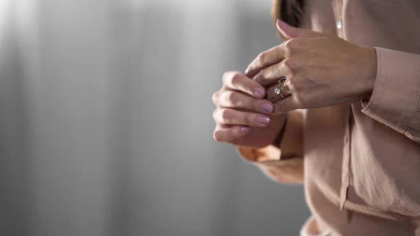 Weibliche Hände mit diamantenen Verlobungsring, Symbol für Ehe und Liebe — Stockfoto