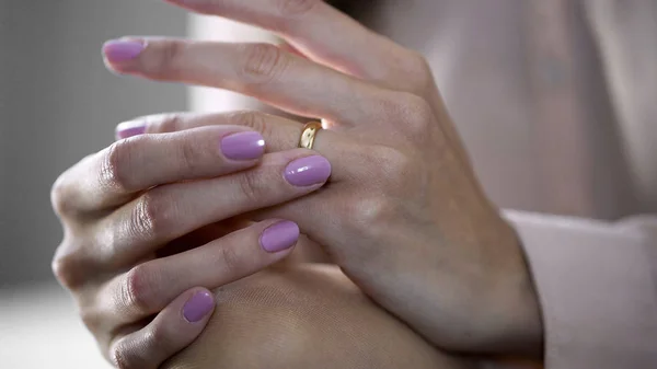 Mujer tocando anillo de oro en el dedo, pensando en el día de la boda, terapia de pareja —  Fotos de Stock