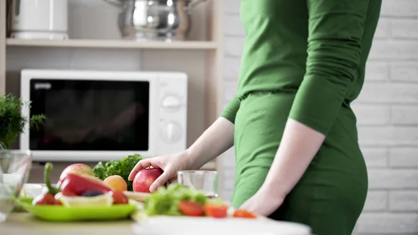 Donna snella che prende mela rossa fresca dalla tavola, nutrizione sana, colazione — Foto Stock