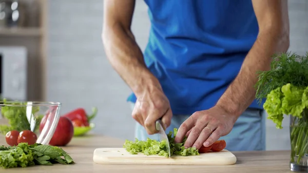 Ehemann schneidet frischen Salat an Bord für gesundes Familienessen, Kochhilfe — Stockfoto