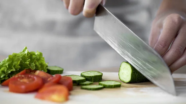 Леди главный рубящий овощи на столе, приготовление вкусный свежий салат на обед — стоковое фото