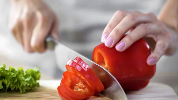 Mother cutting pepper for lunch salad in kitchen at home, healthcare, hobby — Stock Photo, Image