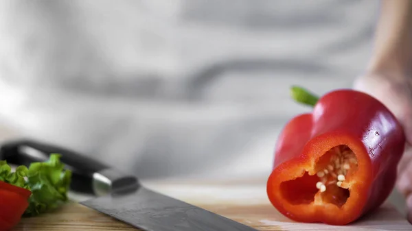 Вид на свіжий салат овочі та обробна дошка для кухонного ножа, вегетаріанська страва — стокове фото