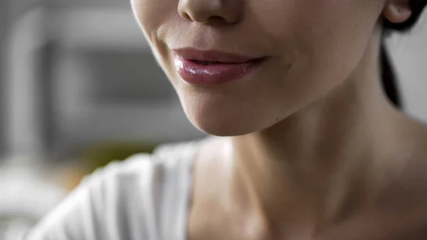 Sonriente cara primer plano de asiático atractivo chica, crema hidratante, cirugía — Foto de Stock