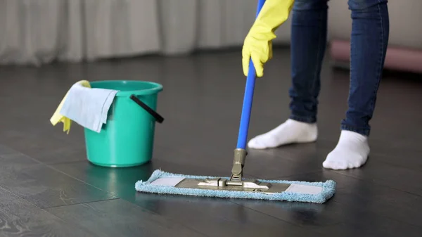 Obsesiva con la limpieza jovencita lavando a fondo el suelo de su casa —  Fotos de Stock