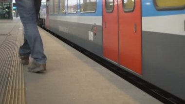 Platform uzak bırakarak, ulaşım, seyahat tren sonra yürüyen adam