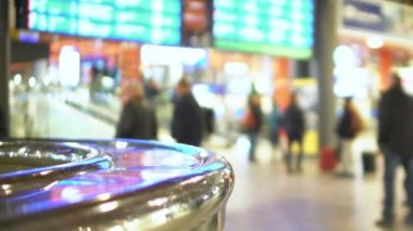 Meşgul turizm hareketi istasyonu Hall, insanların zamanlama dijital monitör kontrol