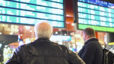 Erkekler gelmesi, onların tren bekliyorsun zamanlama ekranında istasyonu arıyorum