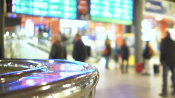 Movimiento turístico ocupado en el vestíbulo de la estación, la gente comprueba los monitores digitales del horario — Vídeos de Stock