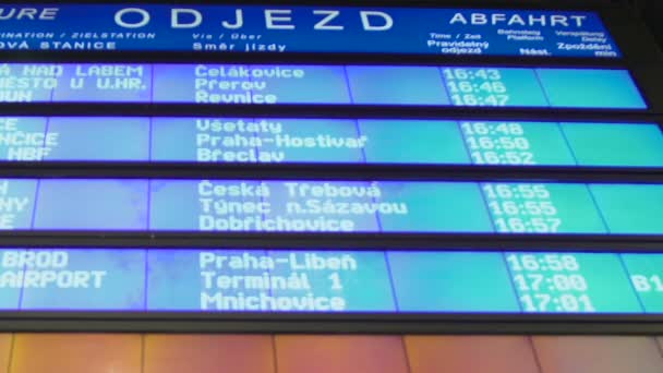 Pantalla en el hall de la estación que muestra las rutas disponibles desde Praga, viaje de vacaciones — Vídeos de Stock