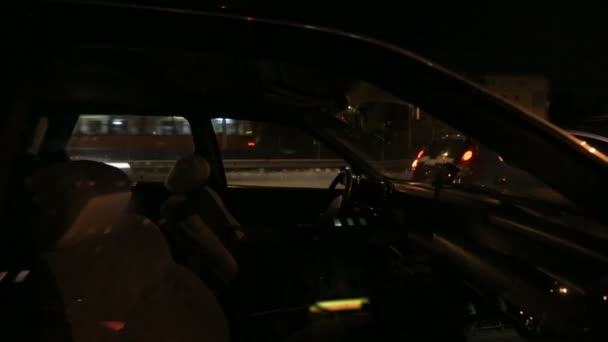 Auto vuota parcheggiata su strada di notte, sistema di sicurezza antifurto, prevenzione furti — Video Stock
