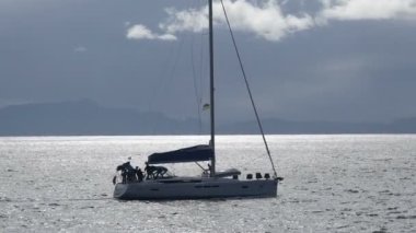 Ukrayna bayrağı ile güneşli Denizi'ni gidiş furled yelkenli tekne gemiye, çelme takmak
