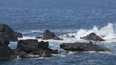 Su sıçramalarına karşı denizden çıkan kayalar çatışmıştı dalgalar deniz, köpüklü oluşturma