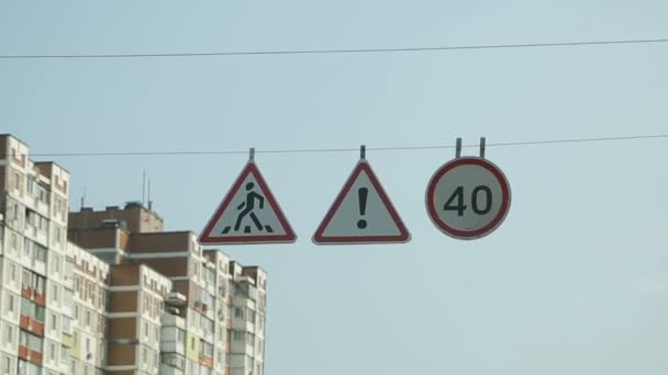 Київ - близько 2017 серпня: Транспорту в місті. Дорожні знаки, видно з автомобілем під час руху вздовж вулиці міста, правил дорожнього руху, обмеження швидкості — стокове відео