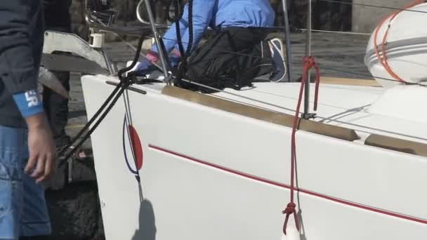 ドック、海開き、職業漁師の出発のための準備にボートを結ぶ男性 — ストック動画