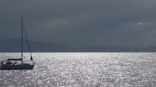 阳光明媚的平静的海横渡由帆船与乘客, 夏天消遣 — 图库视频影像