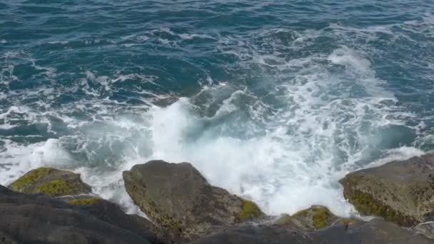 驚くべき自然の泡飛沫に侵入、岩の崖を打撃で途切れ海 — ストック動画