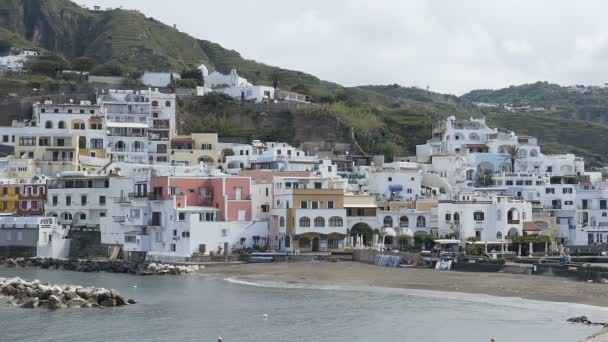 海岸防波堤、イタリアの島の湾に面した丘の上に建てられた家 — ストック動画