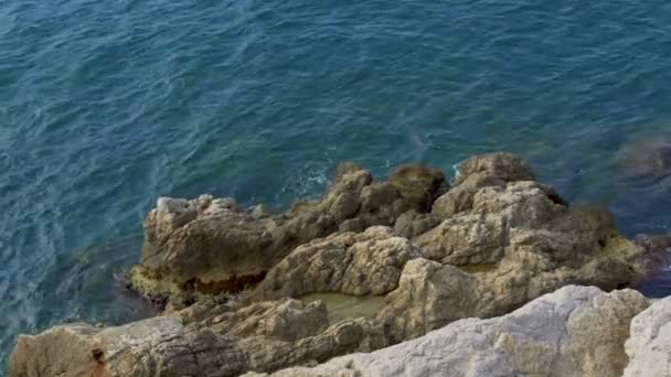 Tenang ombak laut mencuci tebing berbatu, alam yang indah, bersantai dan rekreasi — Stok Video