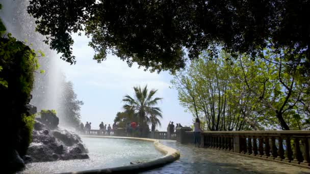 NICE, FRANCIA - CIRCA JUNIO 2016: Turismo en la ciudad. Cascada de Castle Hill en Niza turistas disfrutando de paisaje urbano en la plataforma de observación — Vídeo de stock