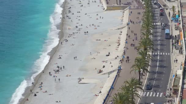 Embankment y playa en Niza ciudad turística, personas disfrutando de vacaciones en Francia — Vídeos de Stock